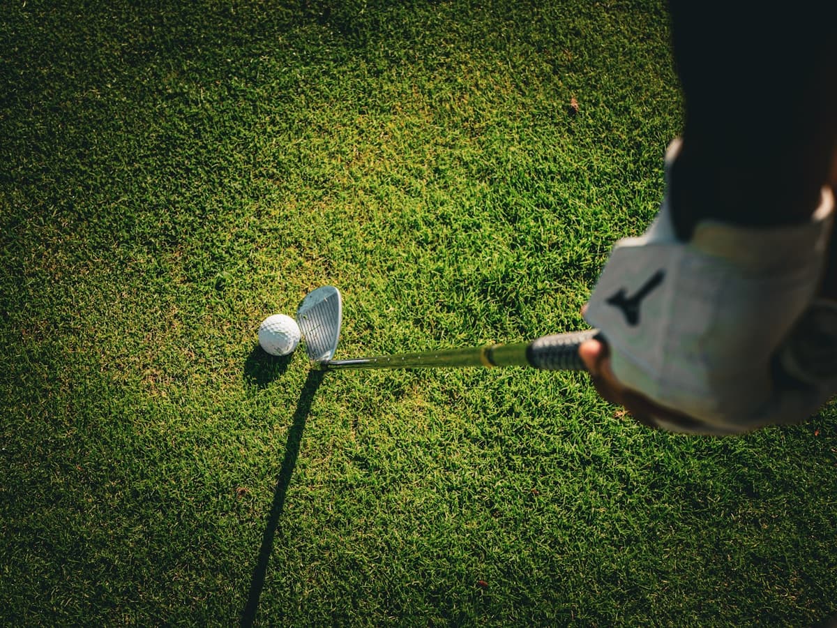 Golfeur sur un parcours verdoyant