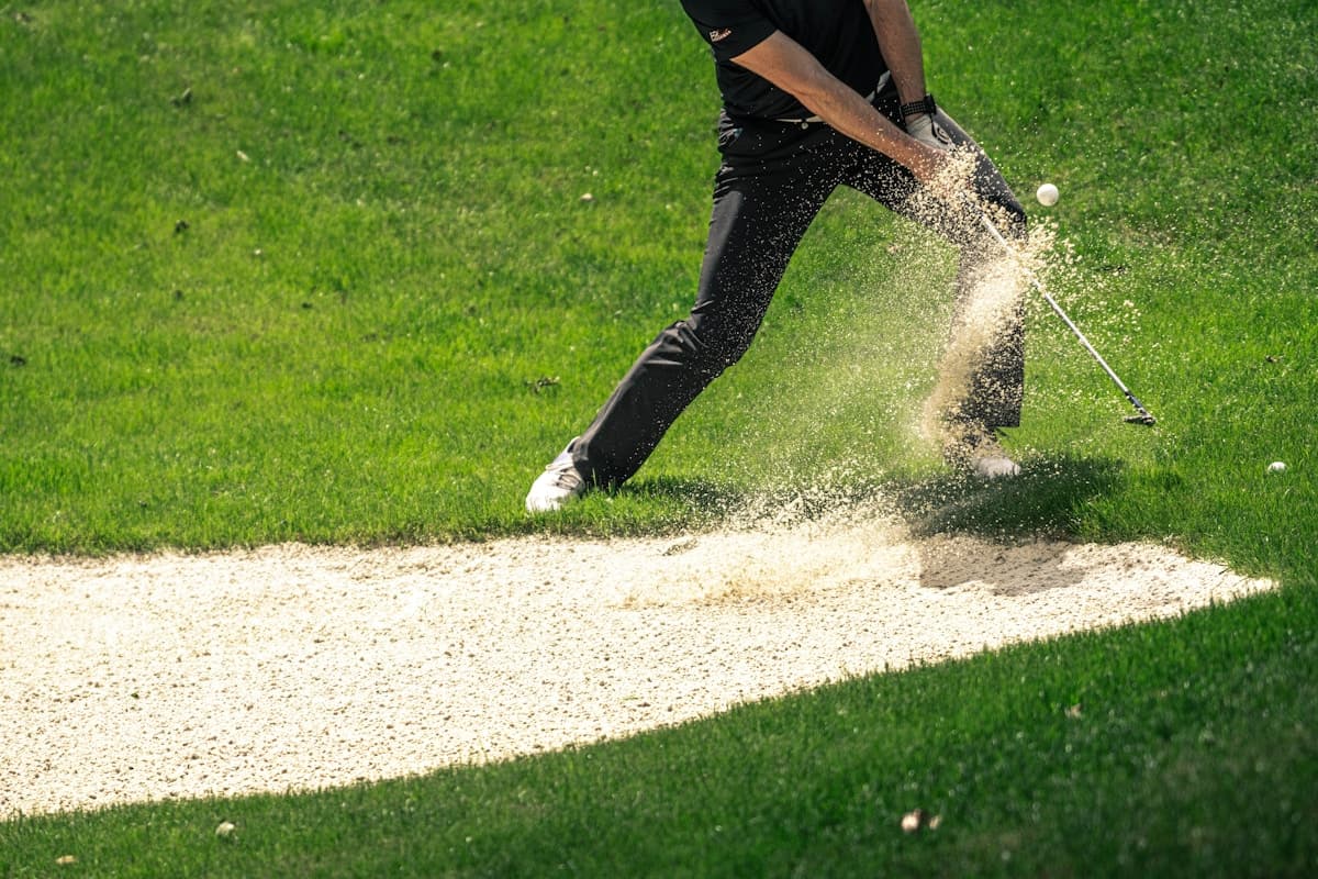 Golfeur en plein swing sur le parcours
